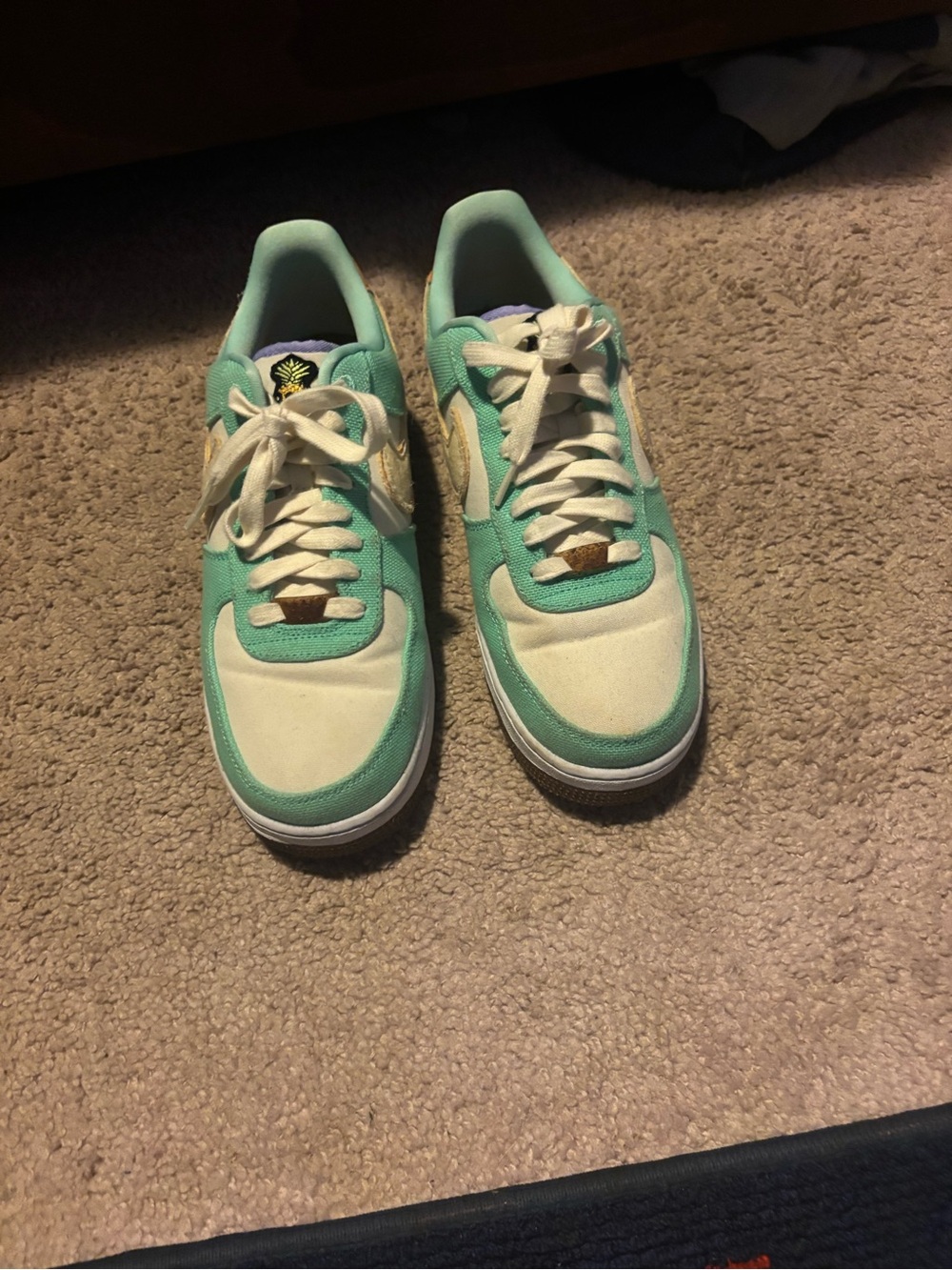 Nike Mint Green & Cream Low-Top Sneakers with Gold Swoosh - Picture 2 of 5